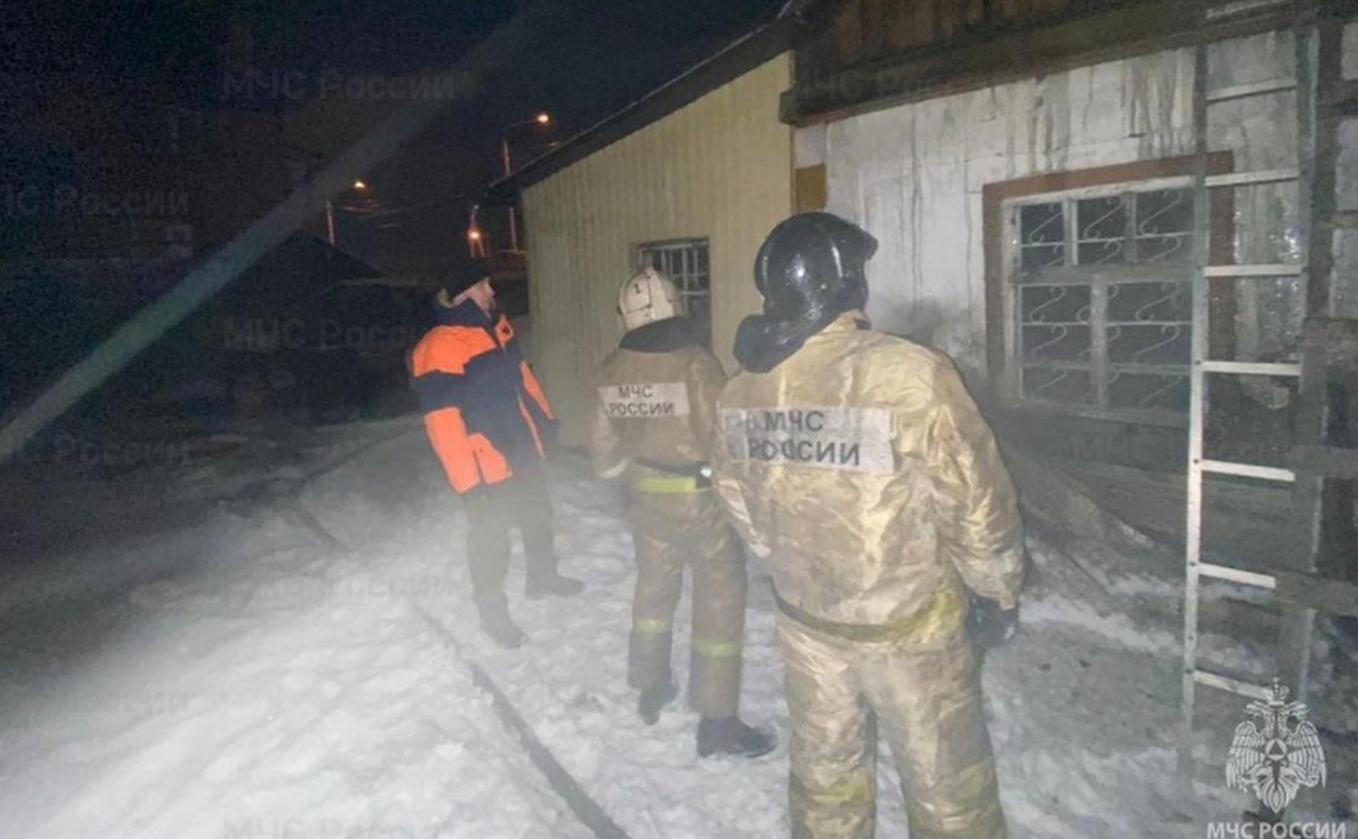 Пожар вспыхнул в бытовке в Тымовском - к ангару съехались два расчёта