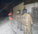 Пожар вспыхнул в бытовке в Тымовском - к ангару съехались два расчёта