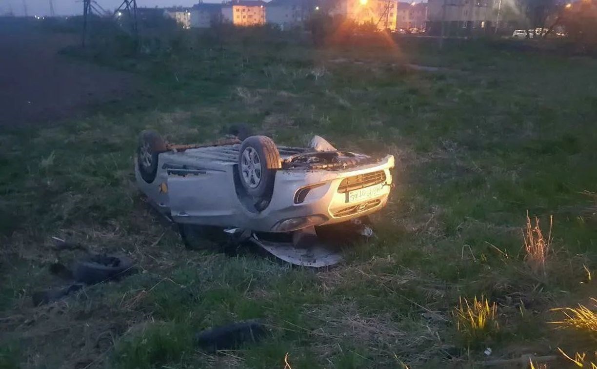 Автомобиль упал на крышу по дороге в село Новотроицкое