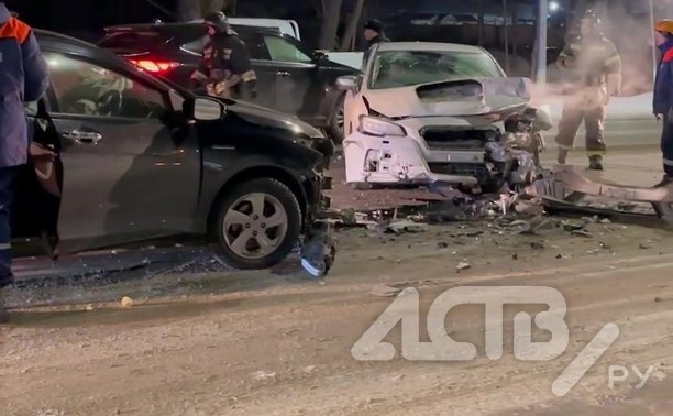 Экстренные службы съезжались к месту жёсткого ДТП около "Сити Молла" в Южно-Сахалинске