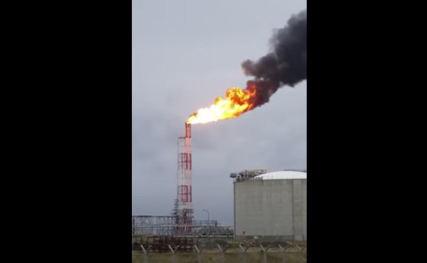 "Нас травят": столб огня над СПГ возмутил сахалинца