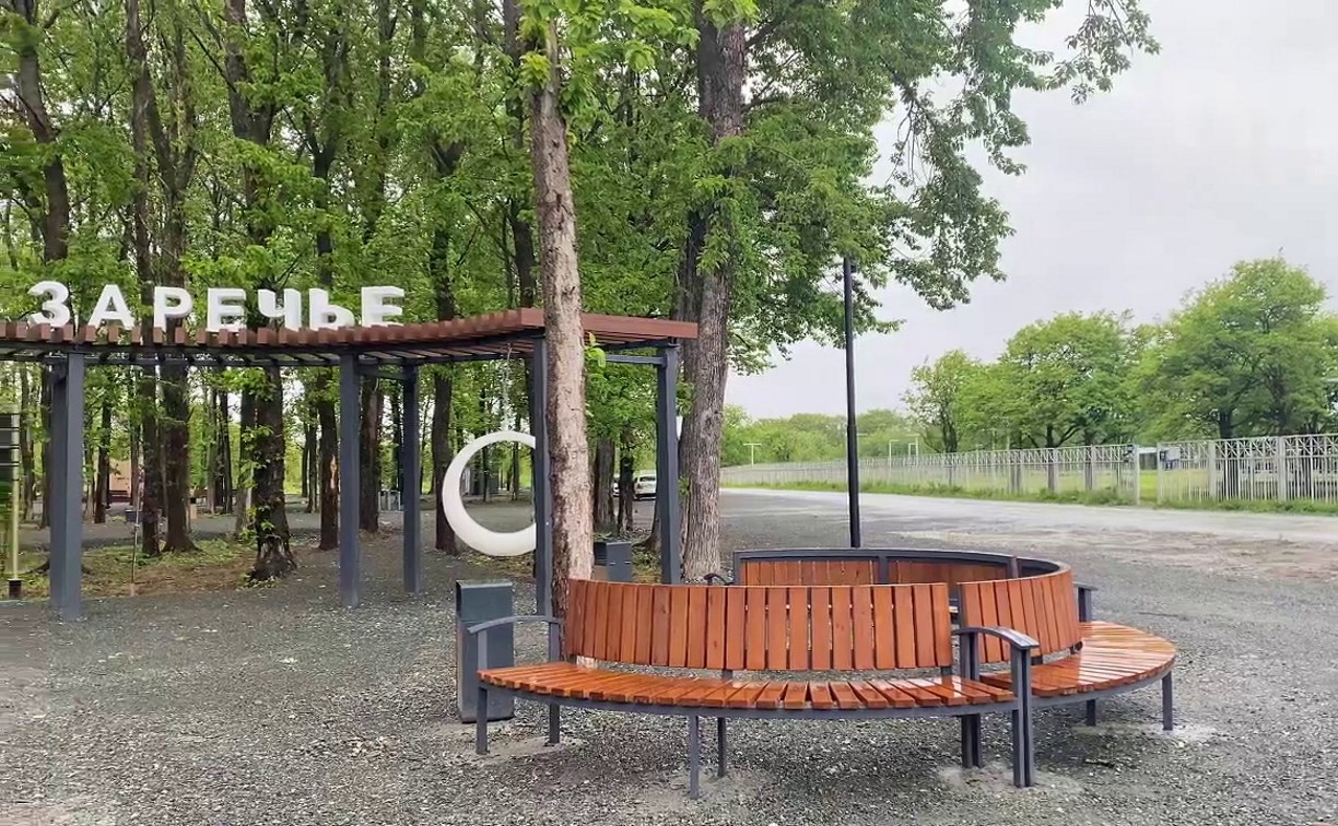 В анивском парке "Заречье" звучат динамики, а за происходящим следят камеры