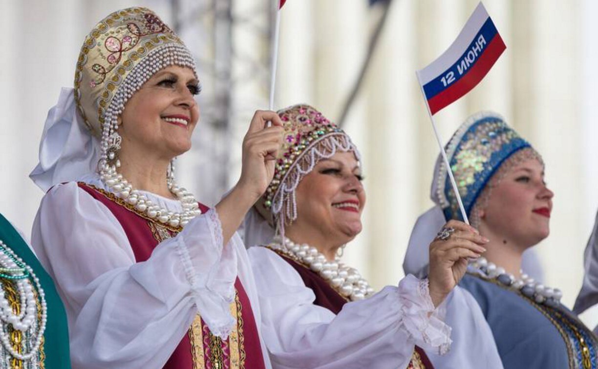 Названы самые популярные песни о России