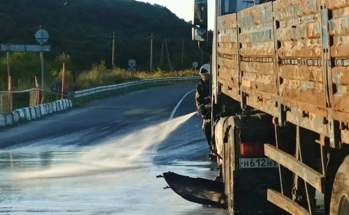 Внедорожник столкнулся с тягачом на трассе в Долинском районе 