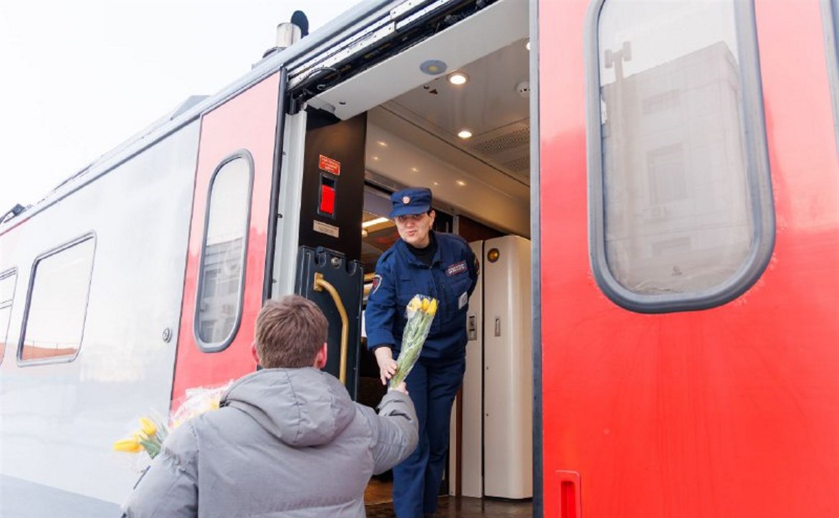 В Южно-Сахалинске пассажирок утреннего поезда поздравили с 8 Марта тюльпанами и живой музыкой