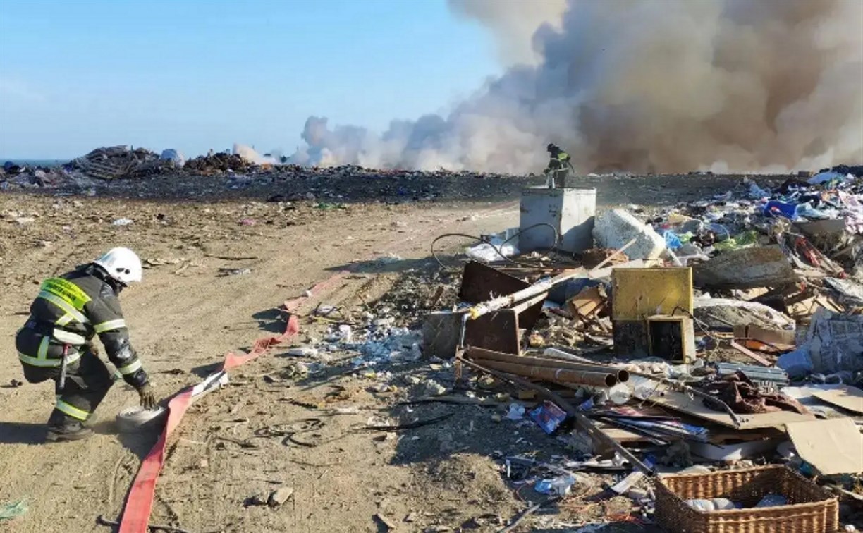 13 пожарных привлекли к тушению пожару на полигоне ТБО в Долинске