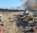 13 пожарных привлекли к тушению пожару на полигоне ТБО в Долинске