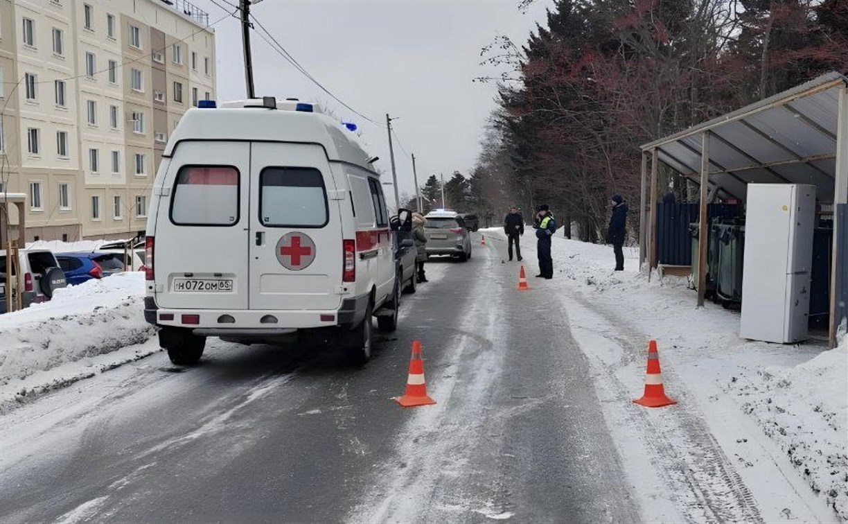 В Корсакове сбили 11-летнего мальчика, который выбежал на дорогу из-за мусорки