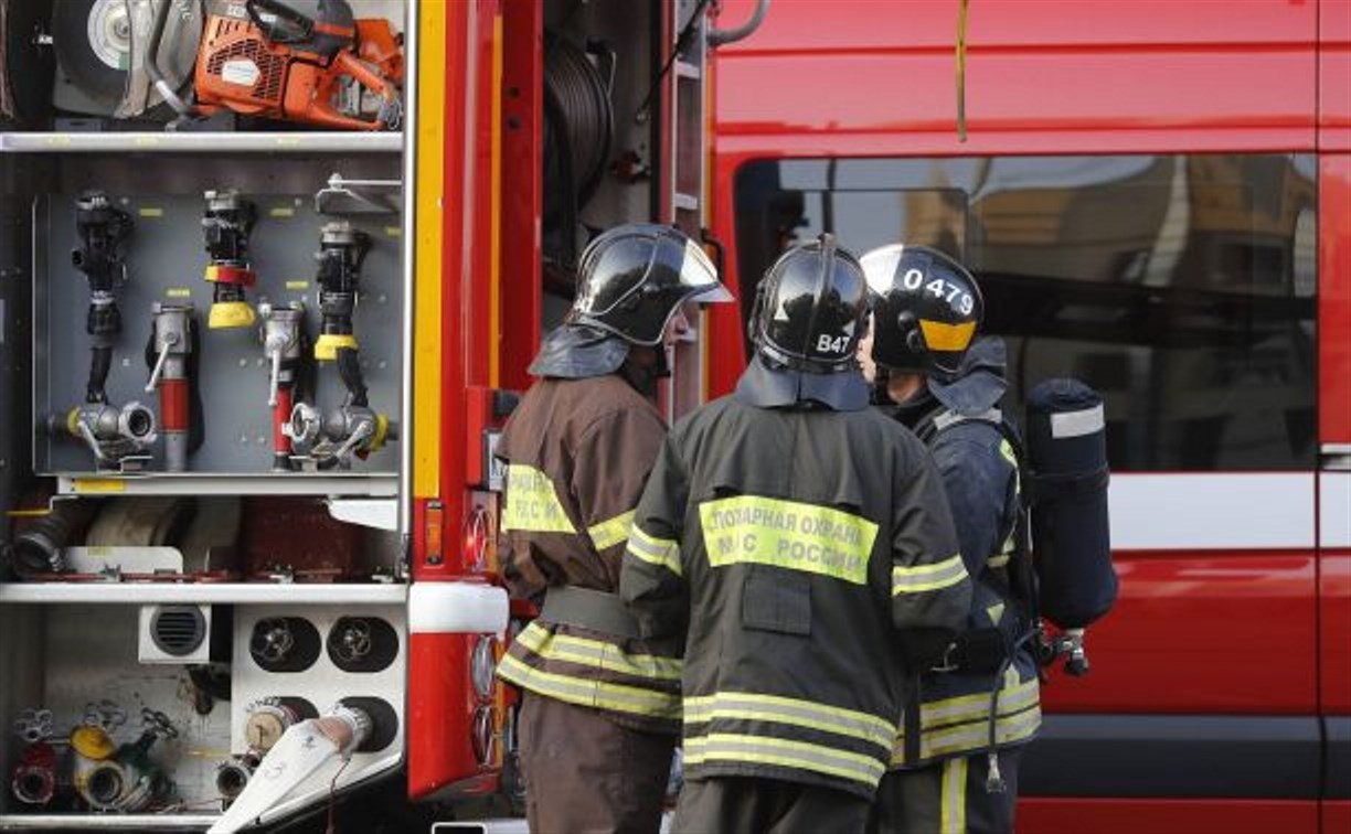В Холмске эвакуировали 10 человек из-за пожара в пятиэтажке