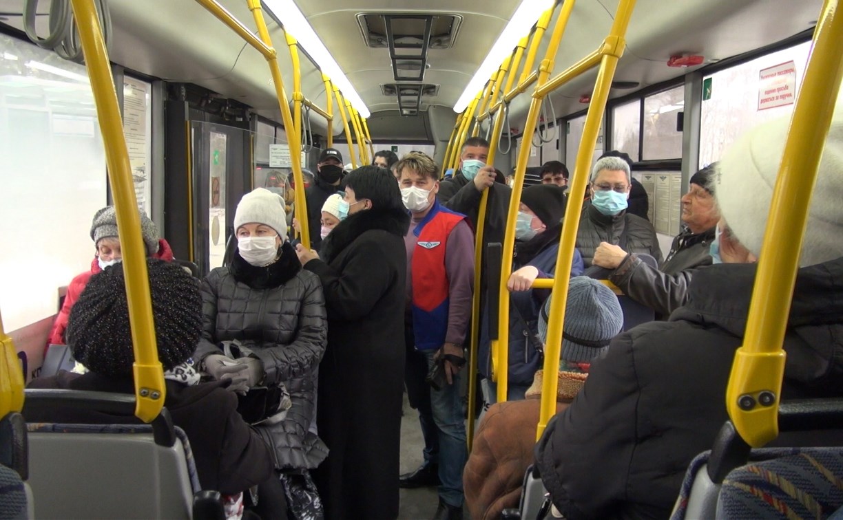 Треть пассажиров в автобусах Южно-Сахалинска проехали в час пик без масок