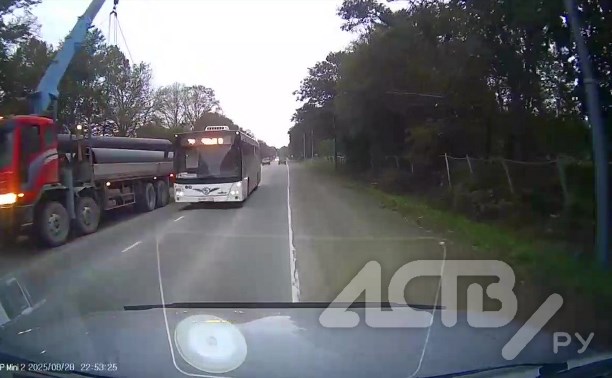 "Вытолкнул на обочину": опасный манёвр автобуса попал на видео в Южно-Сахалинске