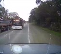 "Вытолкнул на обочину": опасный манёвр автобуса попал на видео в Южно-Сахалинске