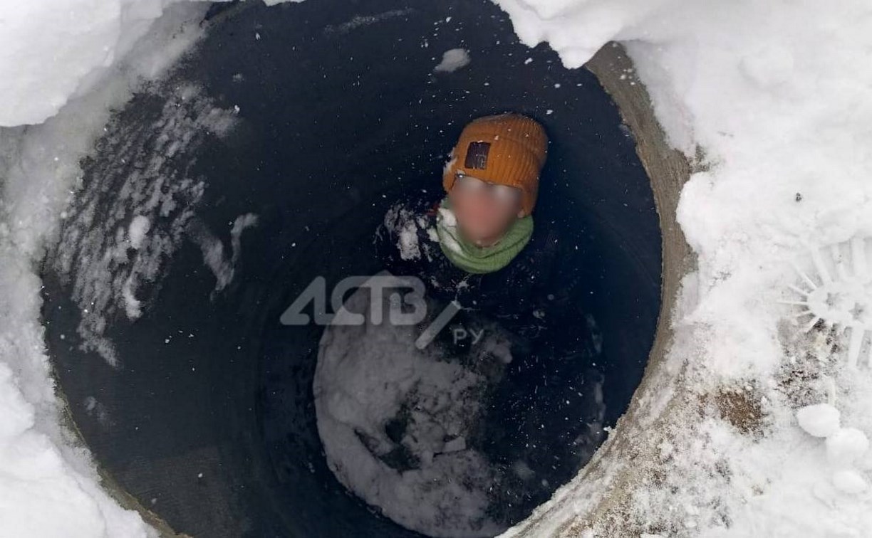 "Кричал, но никто не слышал": на Сахалине ребёнок провалился в канализационный колодец 