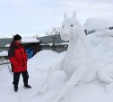 Большая снежная лошадь появилась в сахалинском селе