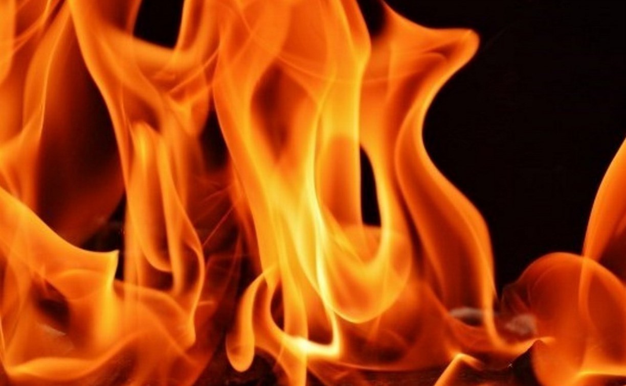 Пожарные в Южно-Сахалинске потушили комнату хранения белья в доме