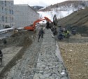В Синегорске продолжается строительство подпорной стены на ул. Шахтерской