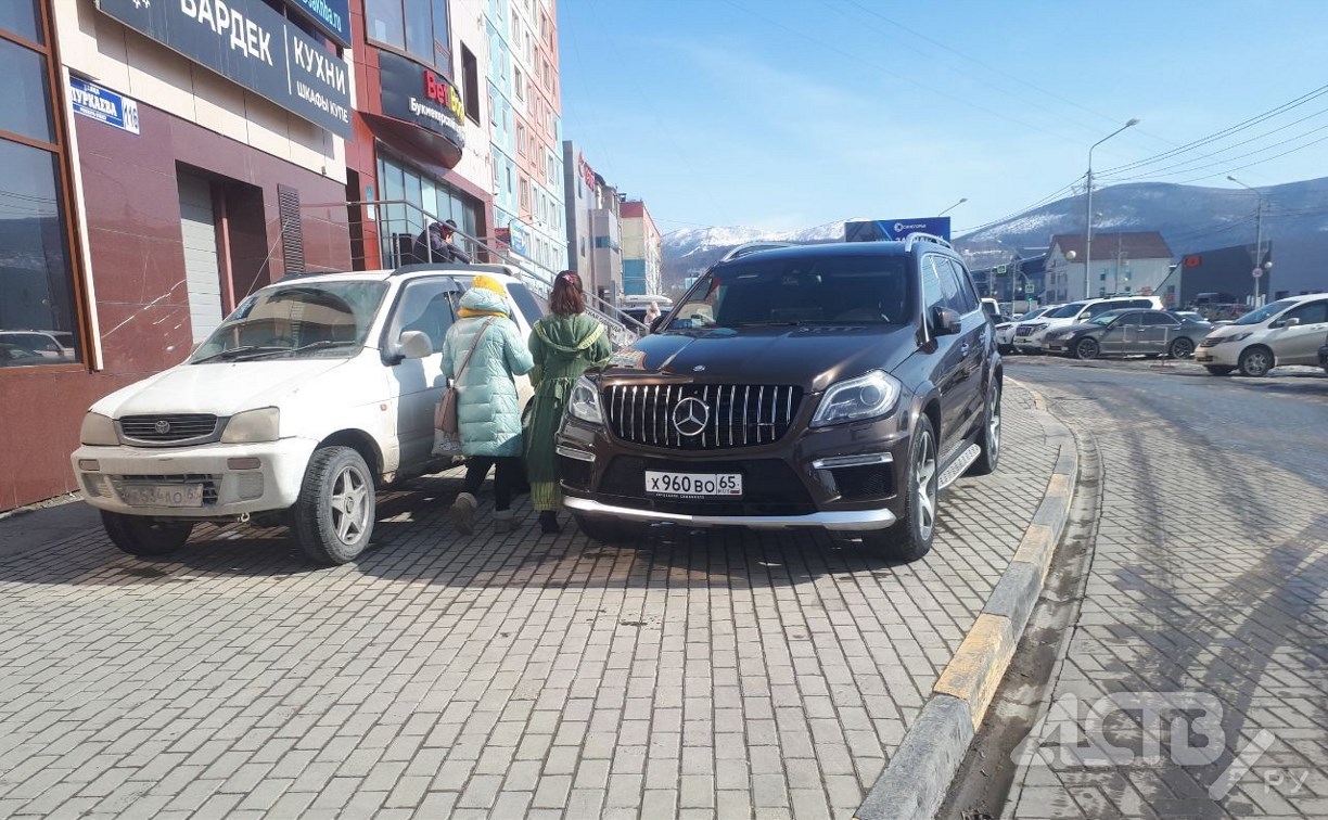 Тротуар у ТЦ "Меридиан" в Южно-Сахалинске превратили в парковку