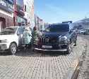 Тротуар у ТЦ "Меридиан" в Южно-Сахалинске превратили в парковку