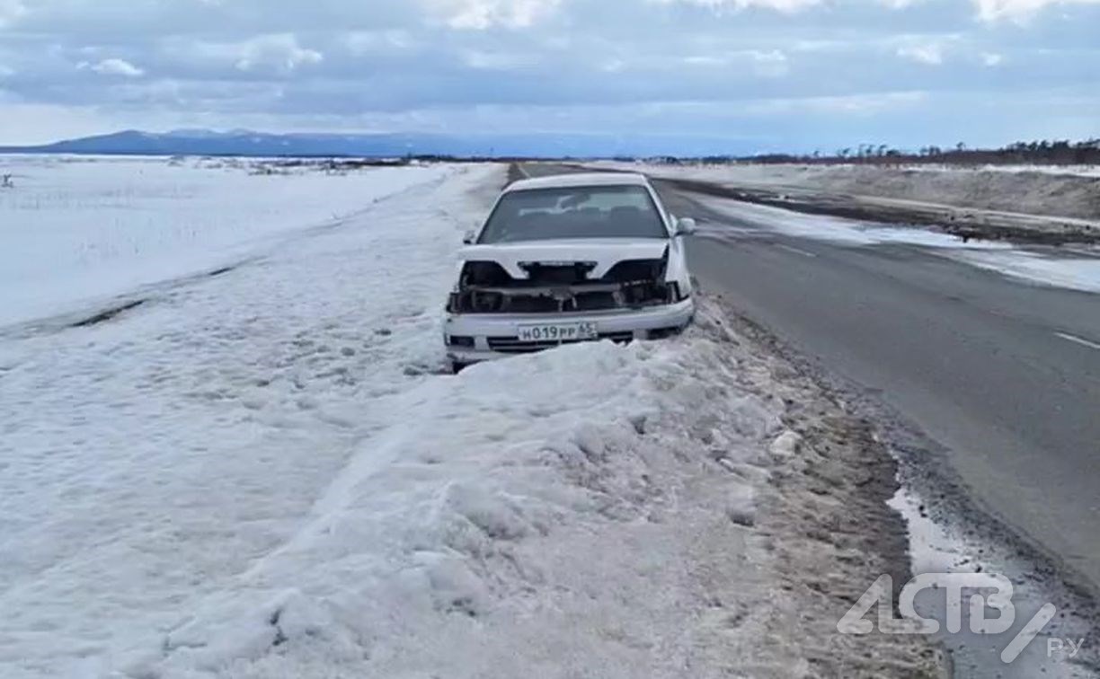 "Уже всё растащили": брошенный у дороги автомобиль вызывает обеспокоенность у сахалинцев