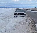 "Уже всё растащили": брошенный у дороги автомобиль вызывает обеспокоенность у сахалинцев