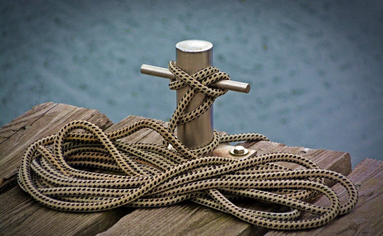 На Сахалине помощник капитана погиб, выпав за борт 