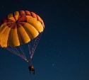 В вечернем небе над Анивским районом заметили парашютистов