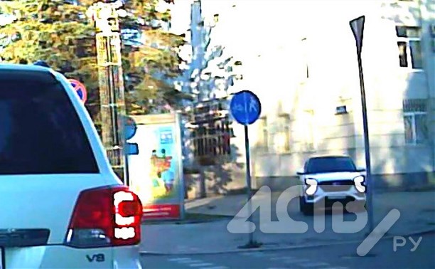 Кроссовер прокатился по пешеходной зоне у суда в Южно-Сахалинске