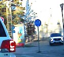 Кроссовер прокатился по пешеходной зоне у суда в Южно-Сахалинске