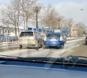 В Южно-Сахалинске два автомобиля не поделили дорогу