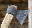 Сахалинка дважды попыталась ударить сожителя топором по голове, но убить не смогла 