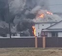 Крупный пожар разгорелся в коттедже в пригороде Южно-Сахалинска