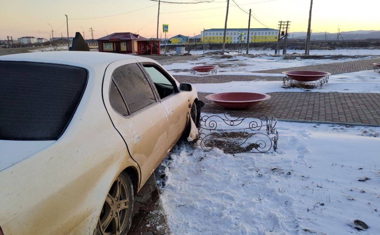 Сахалинец разбил иномарку на площади в Красногорске и едва не снёс стелу