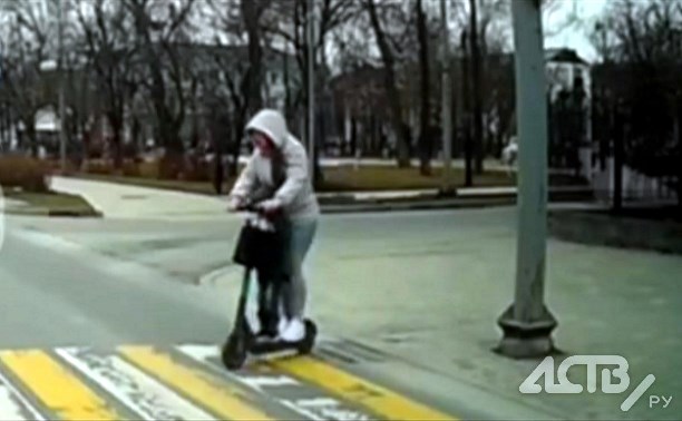 В Южно-Сахалинске нашли и наказали женщину, которая колесила на самокате с ребёнком через дорогу