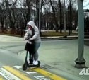 В Южно-Сахалинске нашли и наказали женщину, которая колесила на самокате с ребёнком через дорогу
