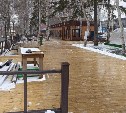Зону фуд-корта благоустраивают в городском парке Южно-Сахалинска