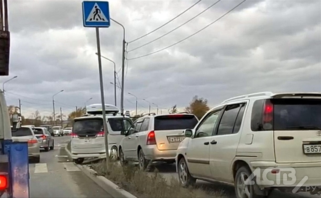 Автомобилисты нашли асфальтированную лазейку, чтобы объехать ДТП в Южно-Сахалинске 