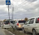 Автомобилисты нашли асфальтированную лазейку, чтобы объехать ДТП в Южно-Сахалинске 