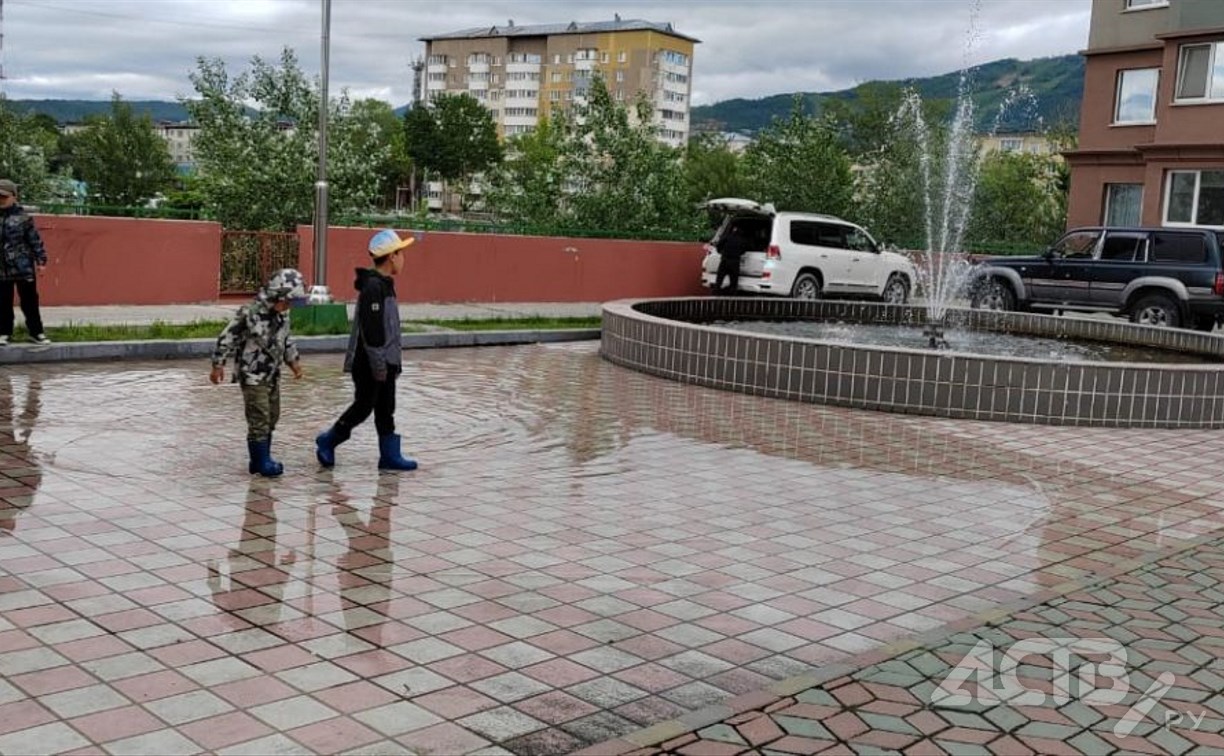 В Южно-Сахалинске "потёк" фонтан: счастливые дети прыгают по лужам, взрослые переживают