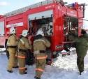 Возле ресторана в Южно-Сахалинске загорелась строительная бытовка
