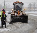 Городские дорожники расчищают снег в Южно-Сахалинске