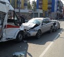 Машины скорой помощи попали в ДТП в Южно-Сахалинске