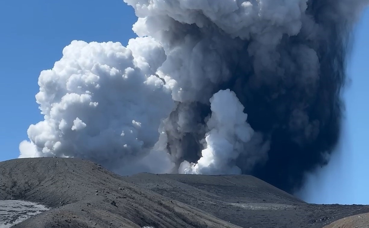 МЧС предупреждает о возросшей активности вулкана Эбеко на Курилах