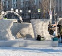 Белые медведи и валенки: новогодние арт-объекты устанавливают в Южно-Сахалинске
