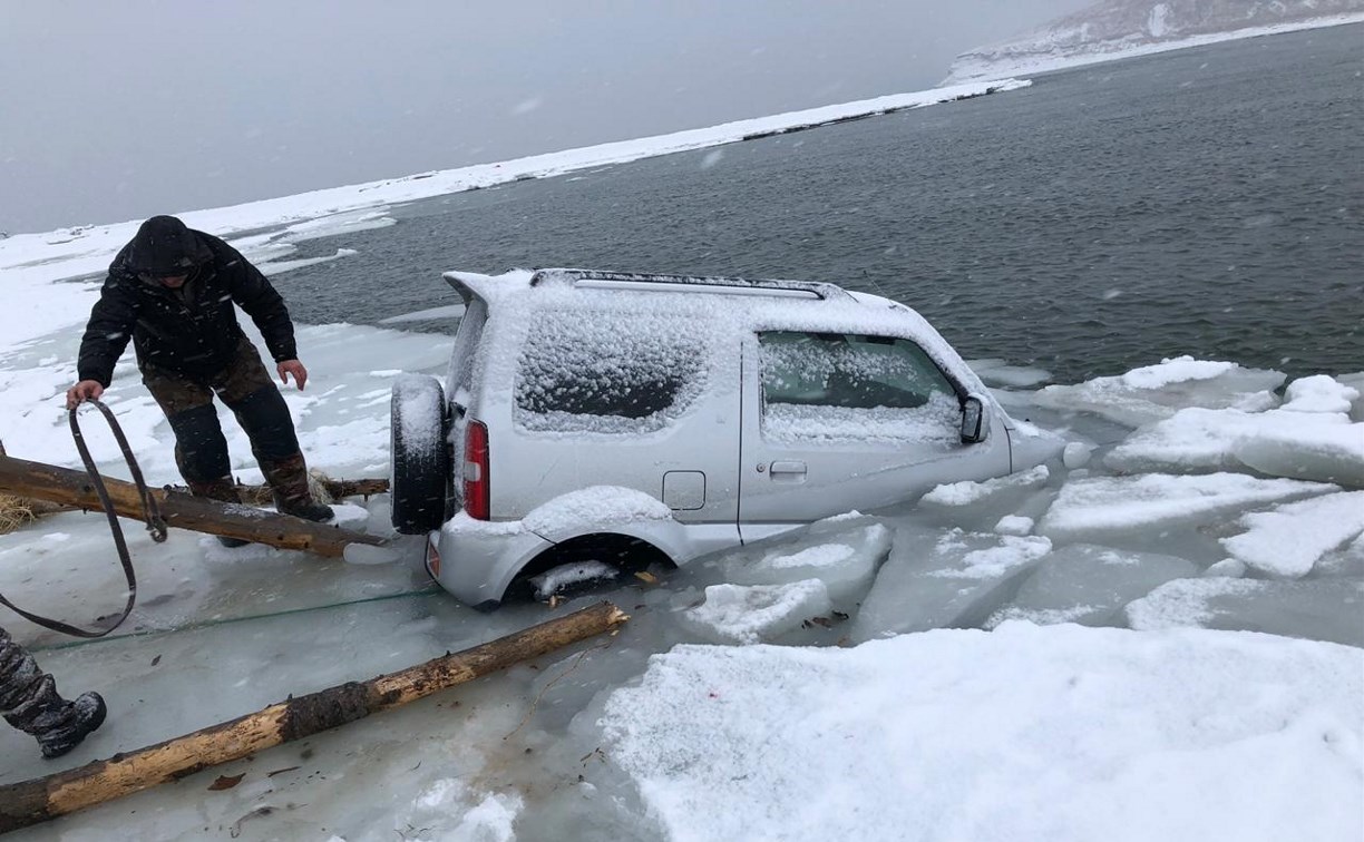 Автомобиль провалился под лед на протоке озера Изменчивого