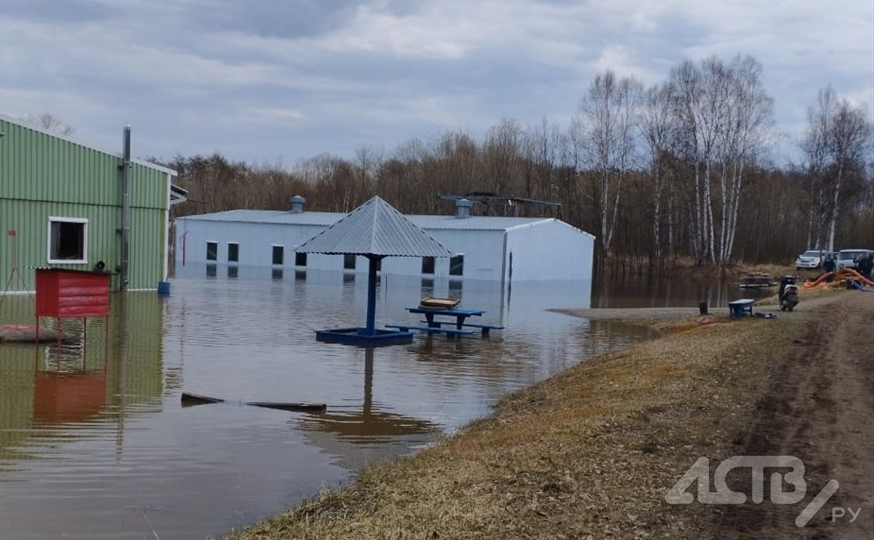 Рыбзавод в Смирныховском районе погружается под воду