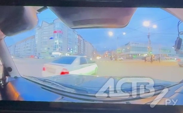 "Жёстко подрезал": автохам проехал перекрёсток в Южно-Сахалинске с нарушением
