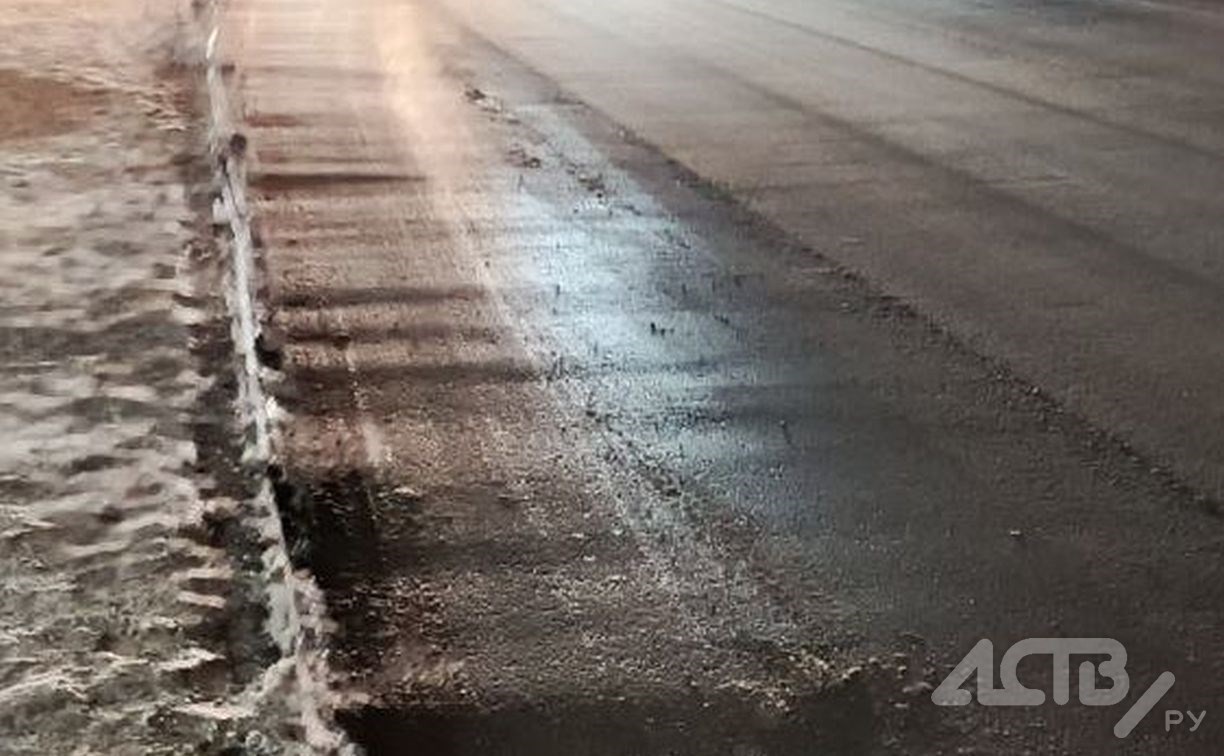 Волнистый асфальт появился на дороге в Южно-Сахалинске после свежего ноябрьского ремонта