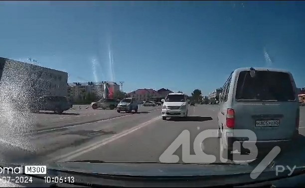 "Тут свои ПДД": в Долинске автомобилист катался по встречной полосе