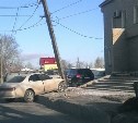 Водитель, сбивший столб в Южно-Сахалинске, скрылся с места ДТП