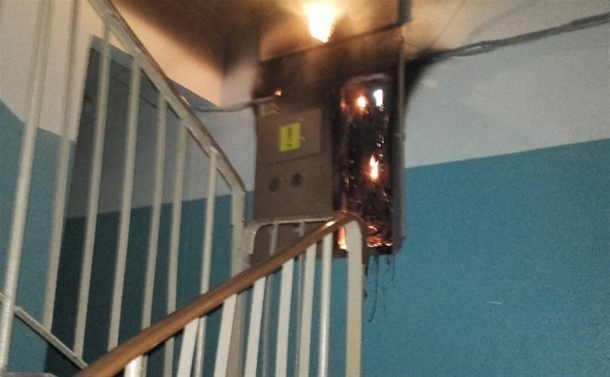 В одном из домов Корсакова загорелся электрощиток